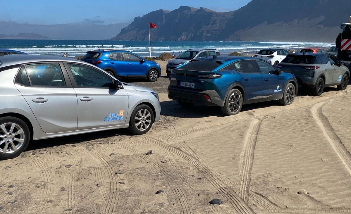 Los coches aparcados en las dunas de Famara 