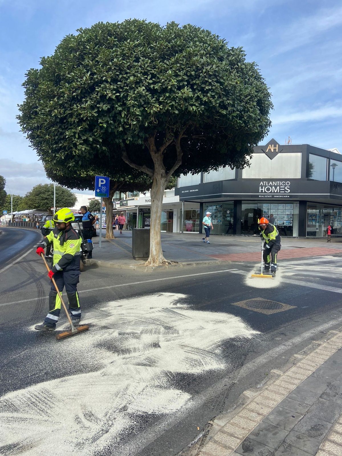 Los Boluntis trabajando en la limpieza de la vía en Tías