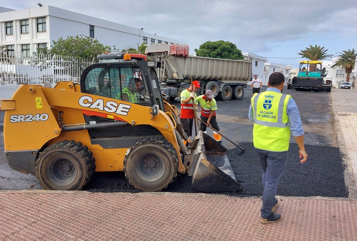 El alcalde de Arrecife, Yonathan de León, visitando los trabajos de reasfaltado en el barrio de Titerroy