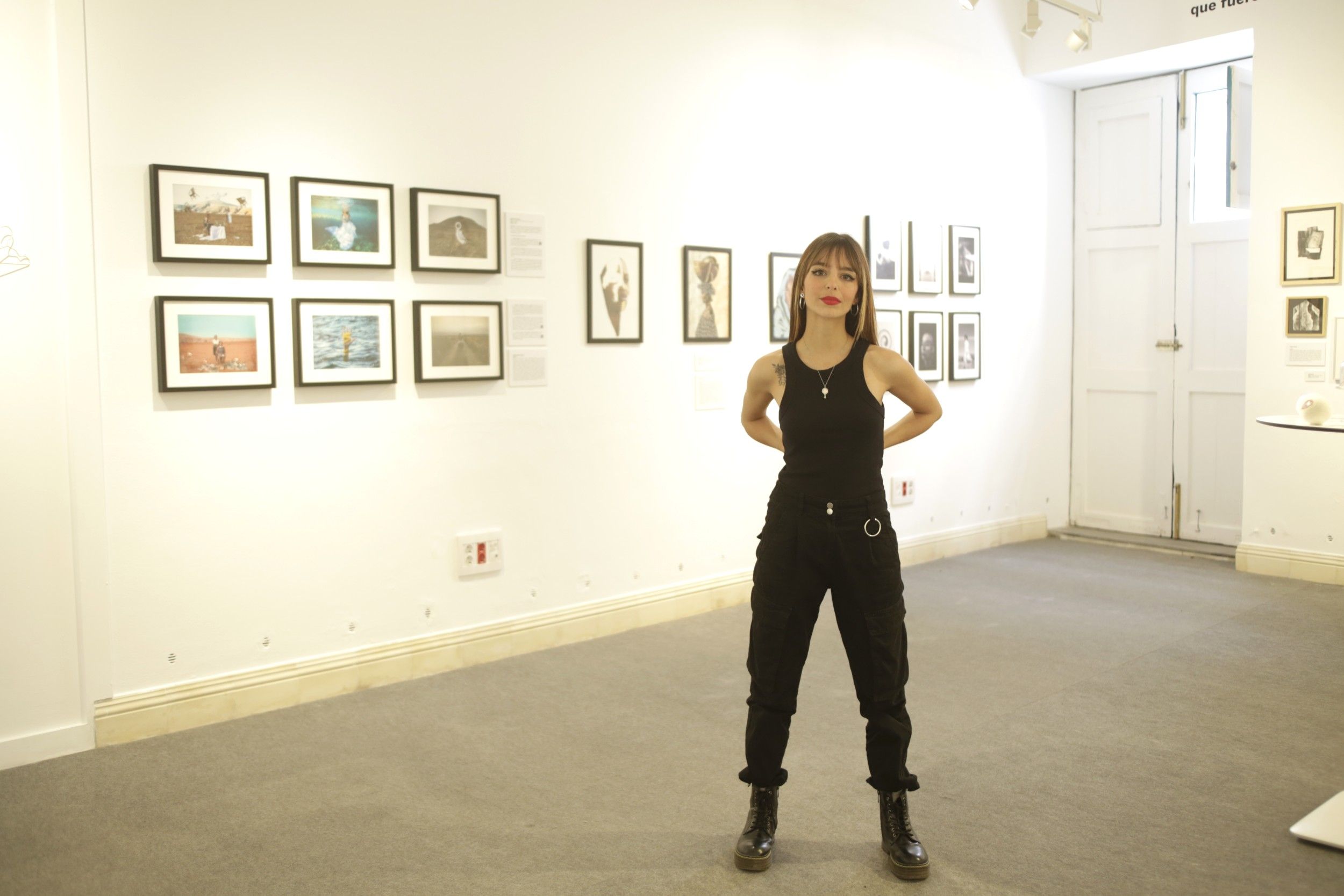 La artista Nadia Martín en la exposición en Arrecife. Foto: Juan Mateos.