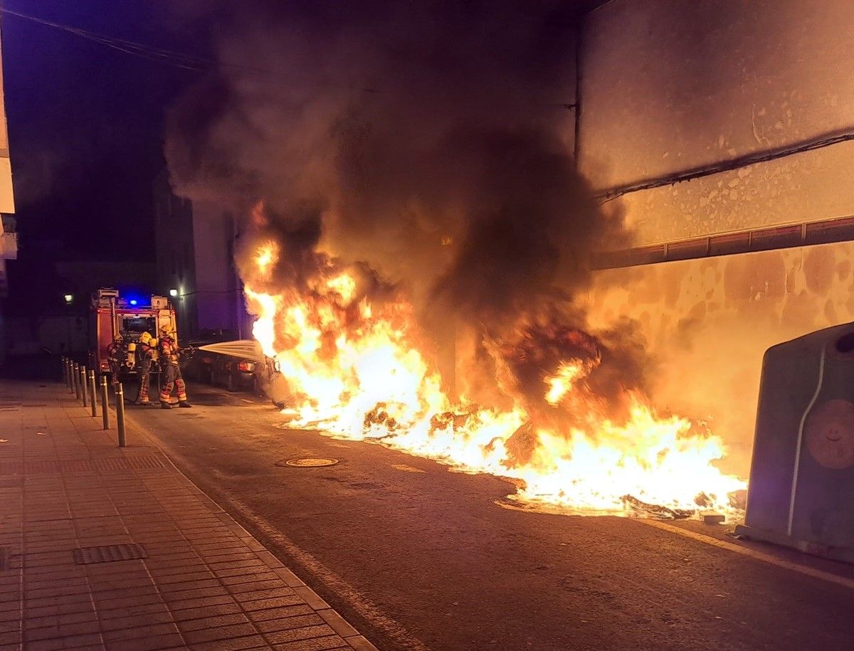 Los bomberos apagando el fuego en Arrecife