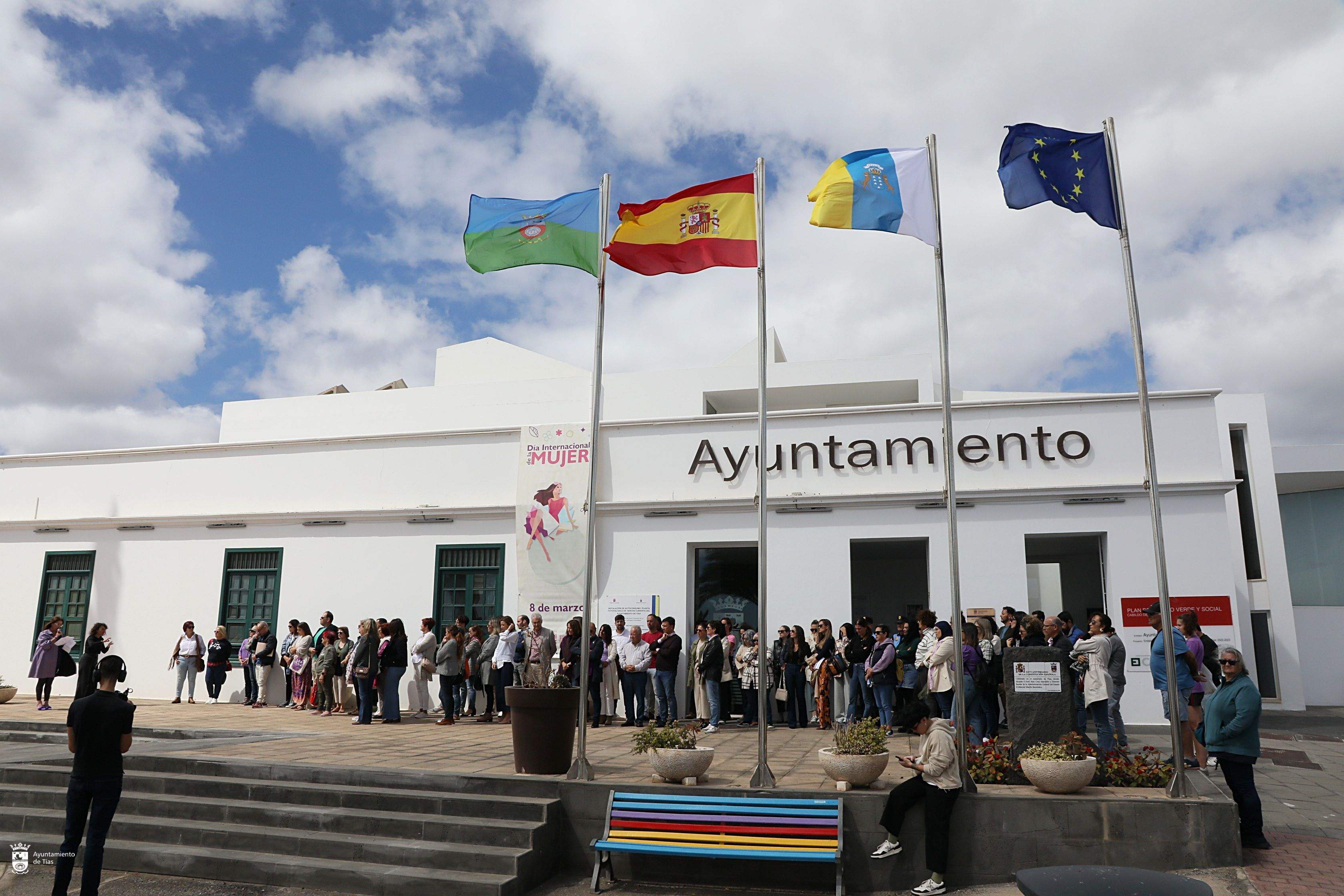 Asistentes a la celebración del Ayuntamiento de Tías por el día de la mujer.