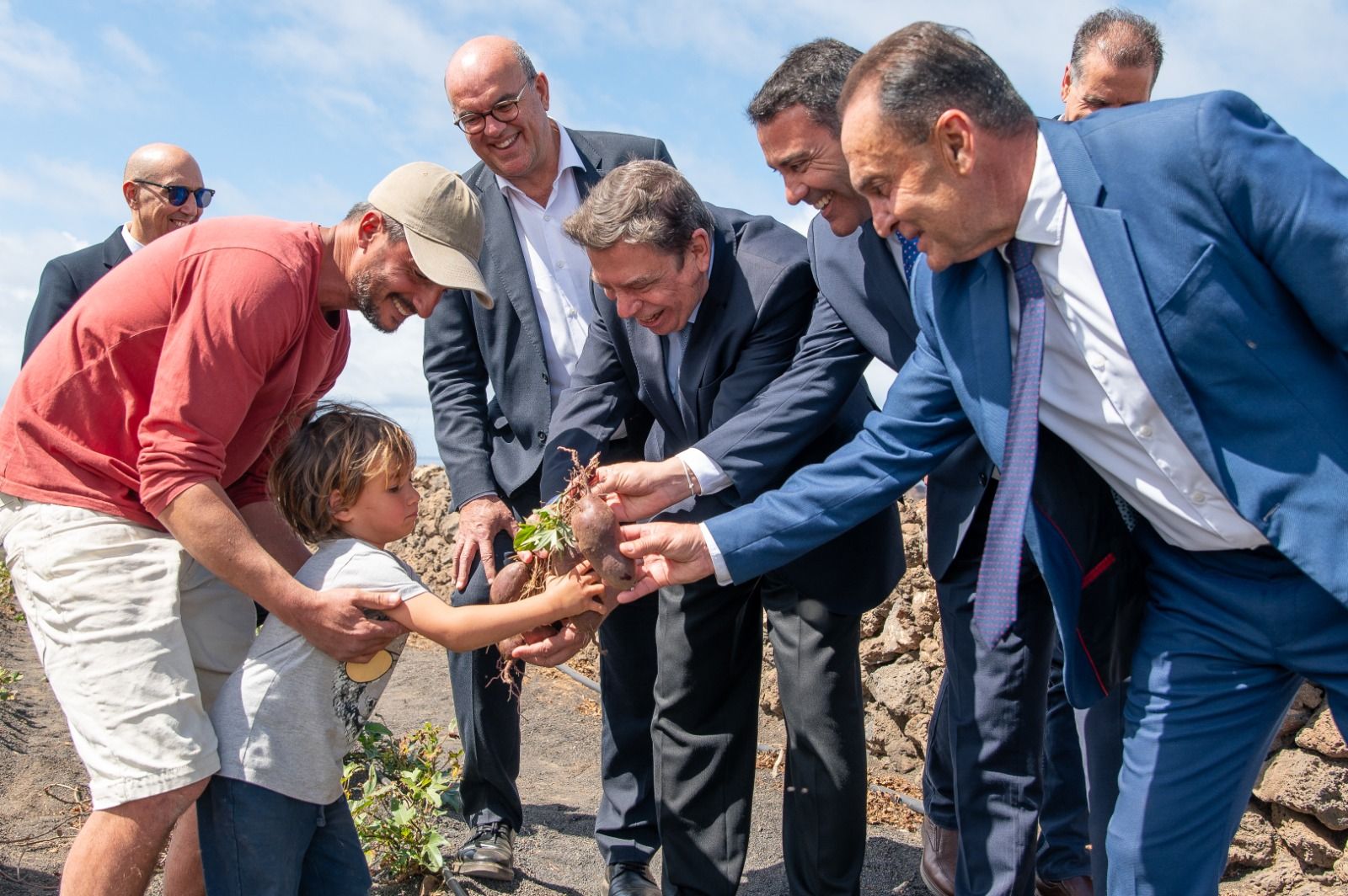 El Ministro de Agricultura, Luis Planas, junto a Oswaldo Betancort y Jesús Machín. Foto: Ayuntamiento de Tinajo.