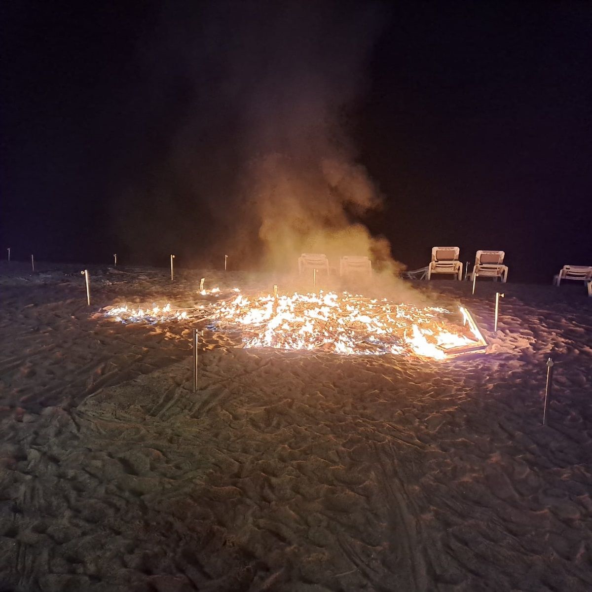 Las hamacas ardiendo en la Playa de Las Cucharas de Costa Teguise