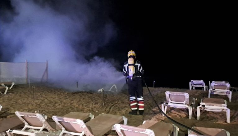 Los bomberos apagando el fuego en Costa Teguise