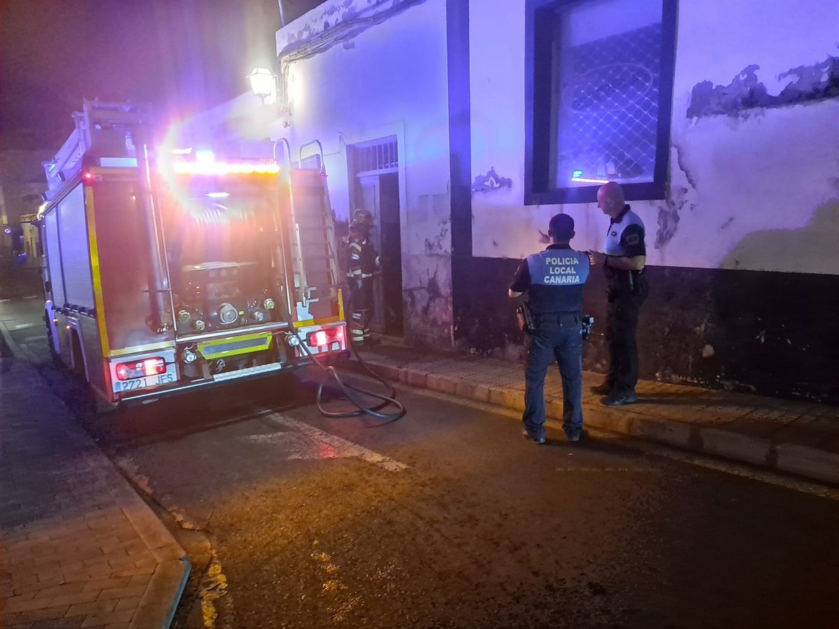 Los bomberos y la Policía Local de Arrecife en la puerta de la vivienda 
