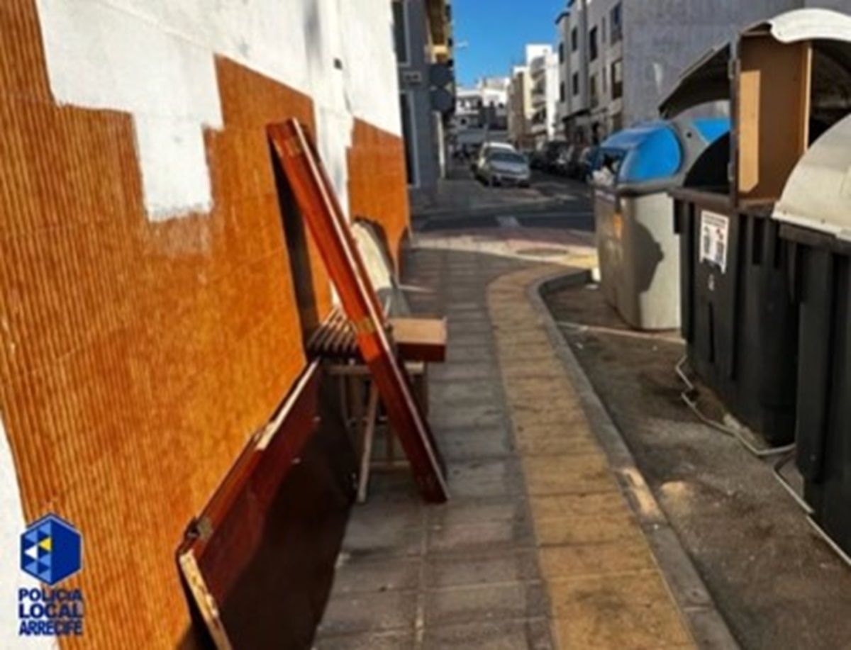 Los muebles depositados en la calle en Arrecife