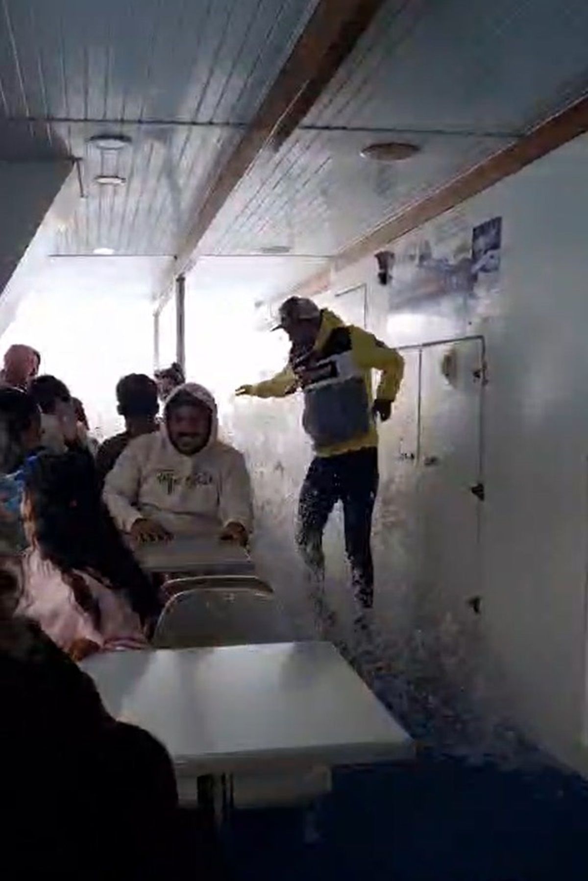 Las olas entrando en el interior del ferry