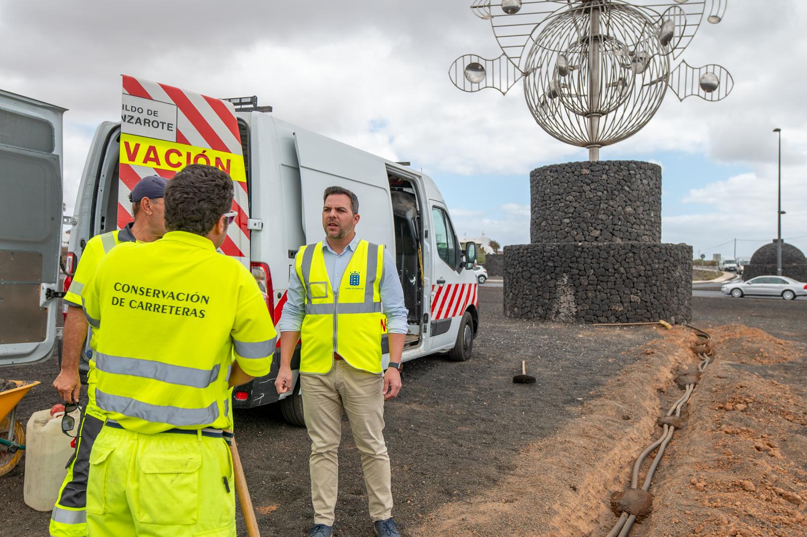 El vicepresidente y responsable de Obras Públicas en los trabajos de iluminación de Fobos