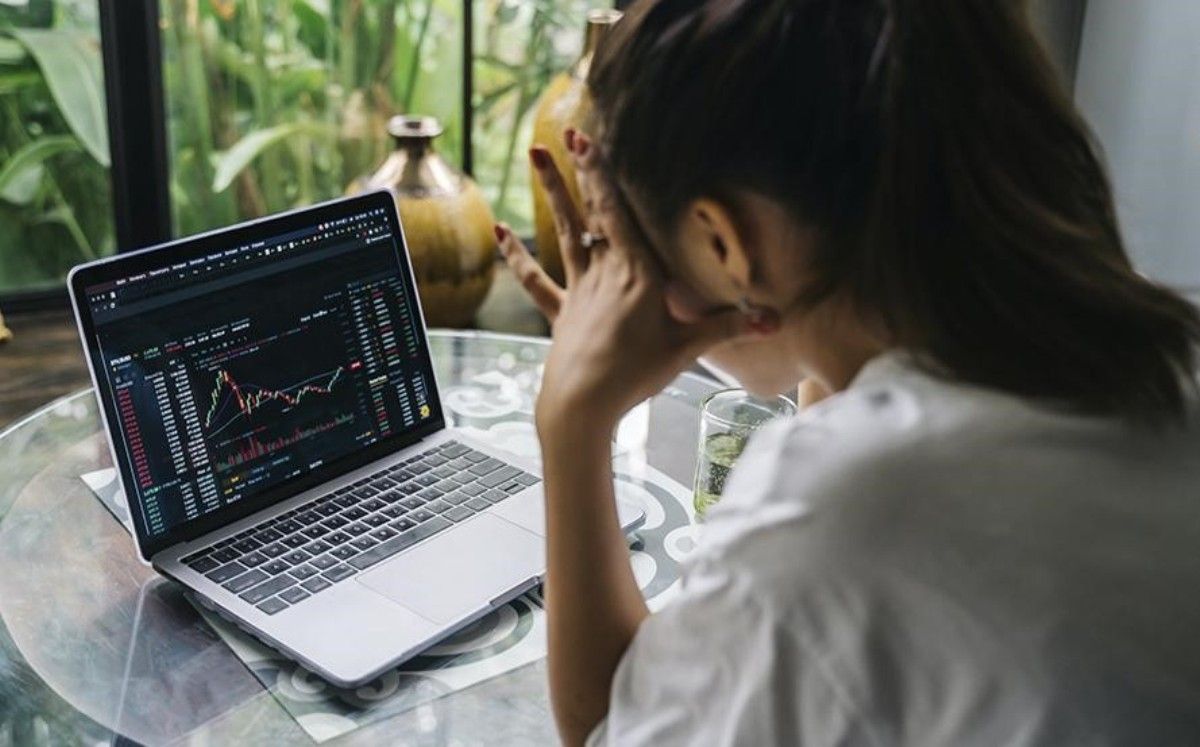 Mujer analizando un gráfico