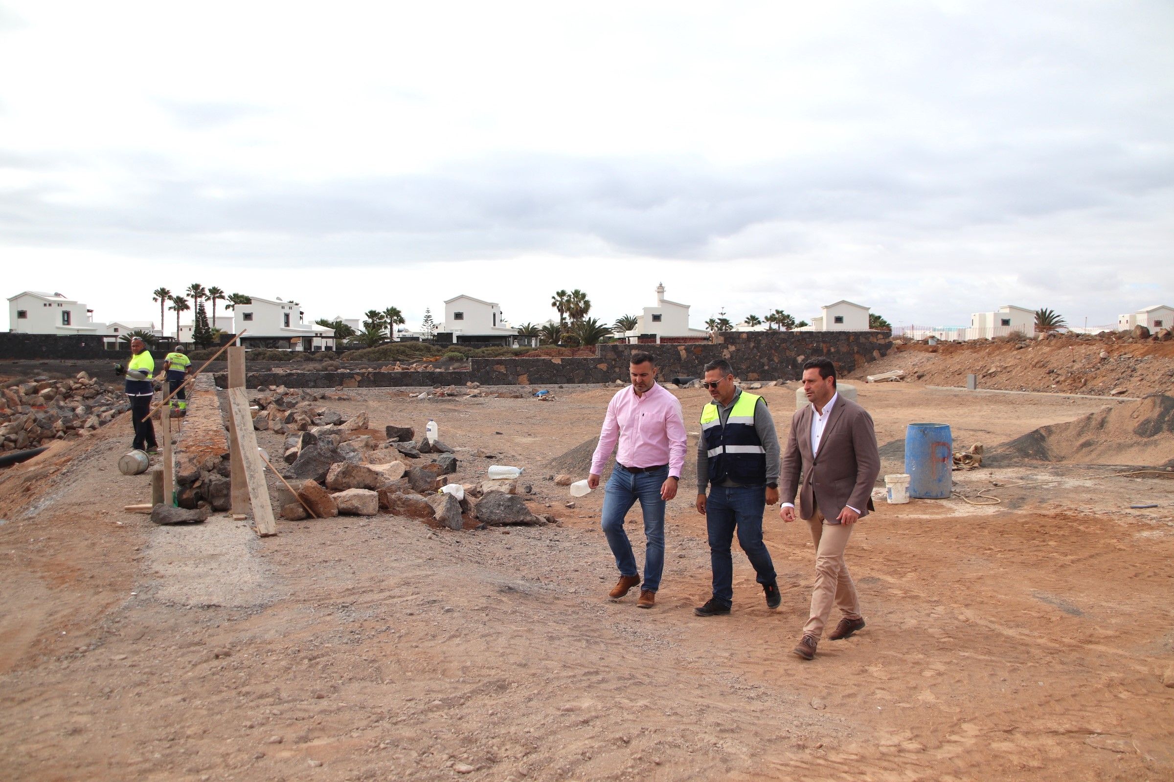 El alcalde de Yaiza, Óscar Noda, y el concejal de Obras Públicas y Deportes, Ángel Lago, visitan el Faro de Pechiguera. Foto: Ayuntamiento de Yaiza.