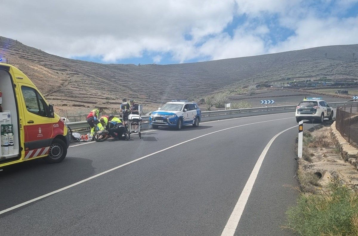 Servicios sanitarios, Policía Local y Guardia Civil socorriendo al ciclista en Arrieta