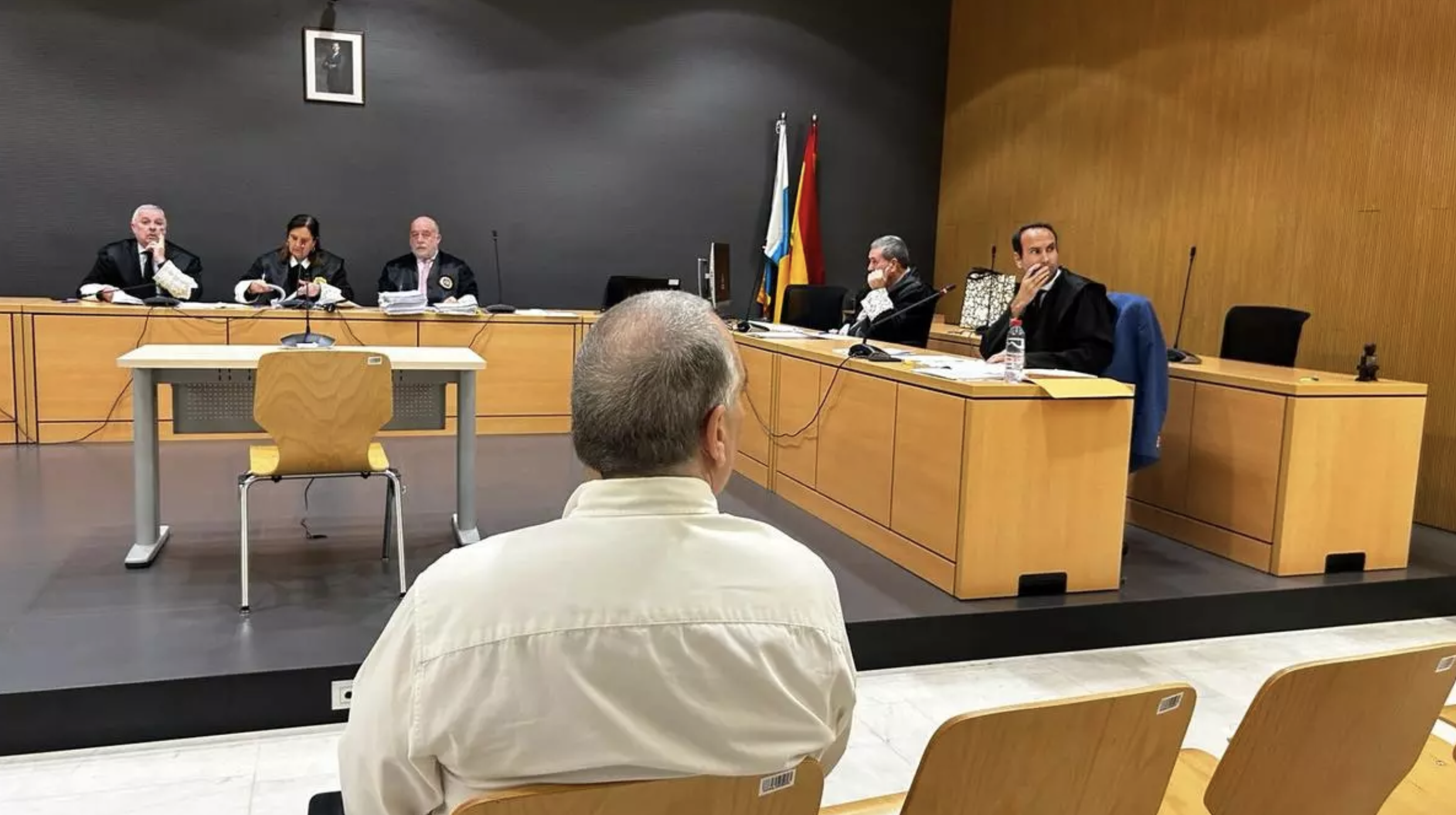 Momento del juicio en la Audiencia Provincial del dentista de Lanzarote, L. M. D., que ha salido absuelto. / LP/DLP