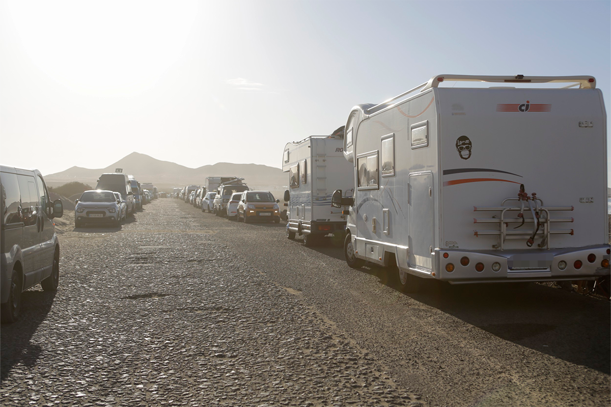 Caravans parked on the sand of Famara beach. Photo: Juan Mateos.