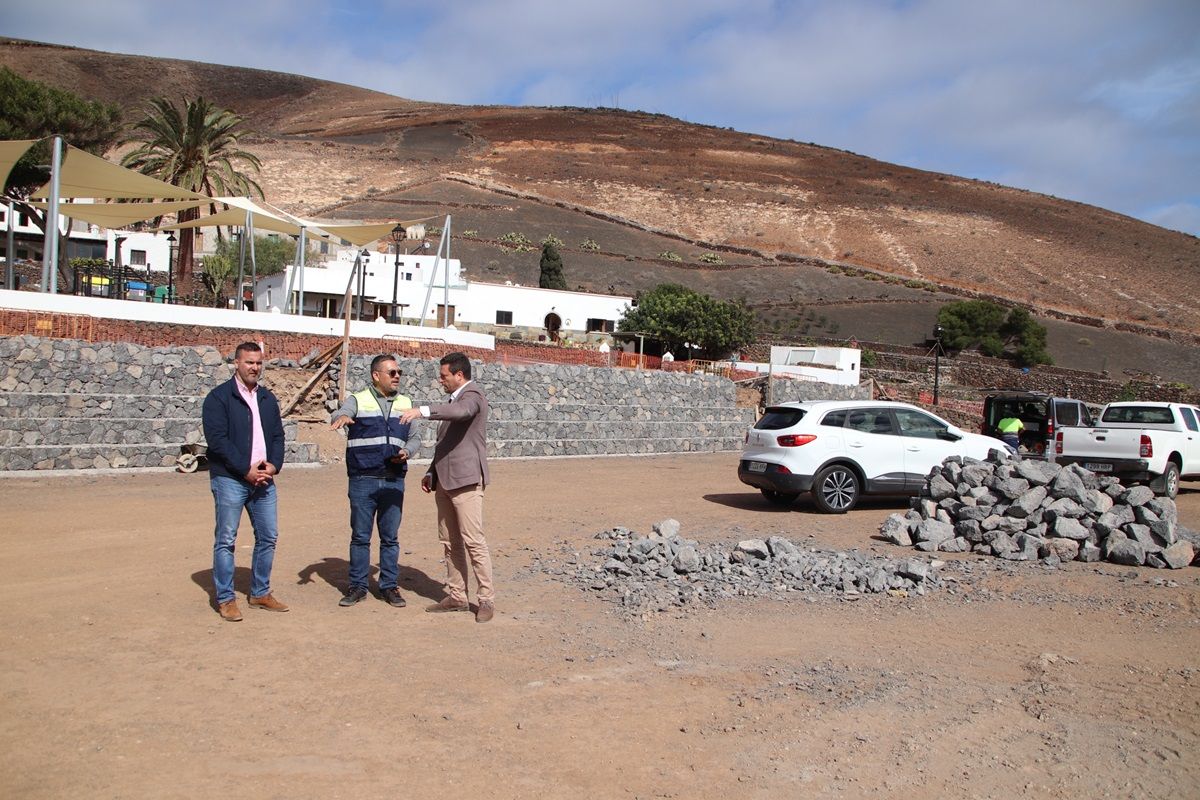 Óscar Noda durante su visita en la pista multideportiva de Femés