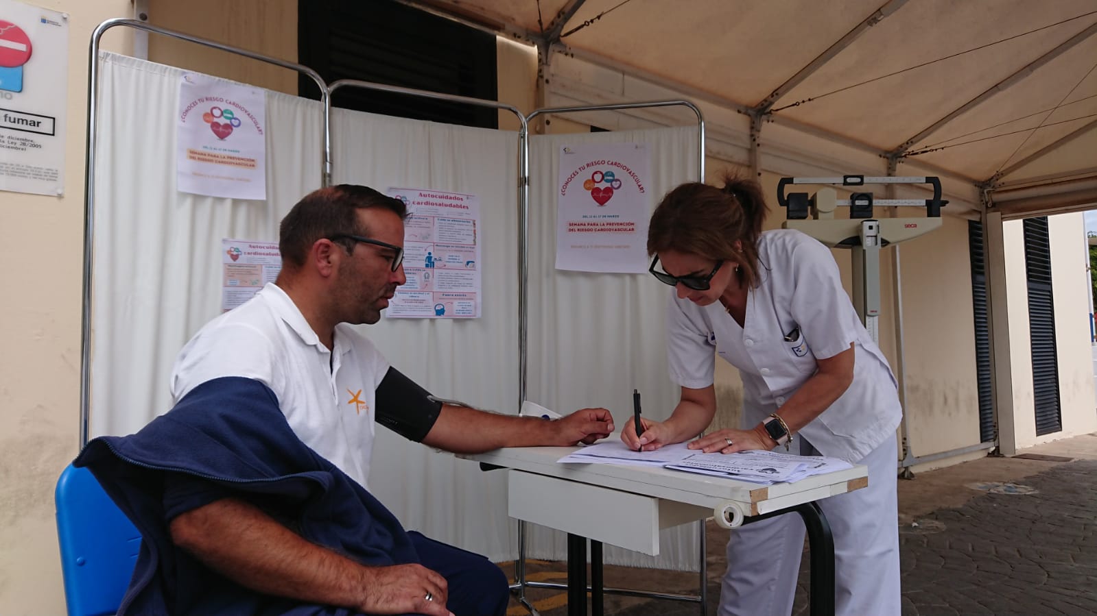 Toma de constantes a un paciente en un centro de salud de Lanzarote. Foto: Consejería de Sanidad.