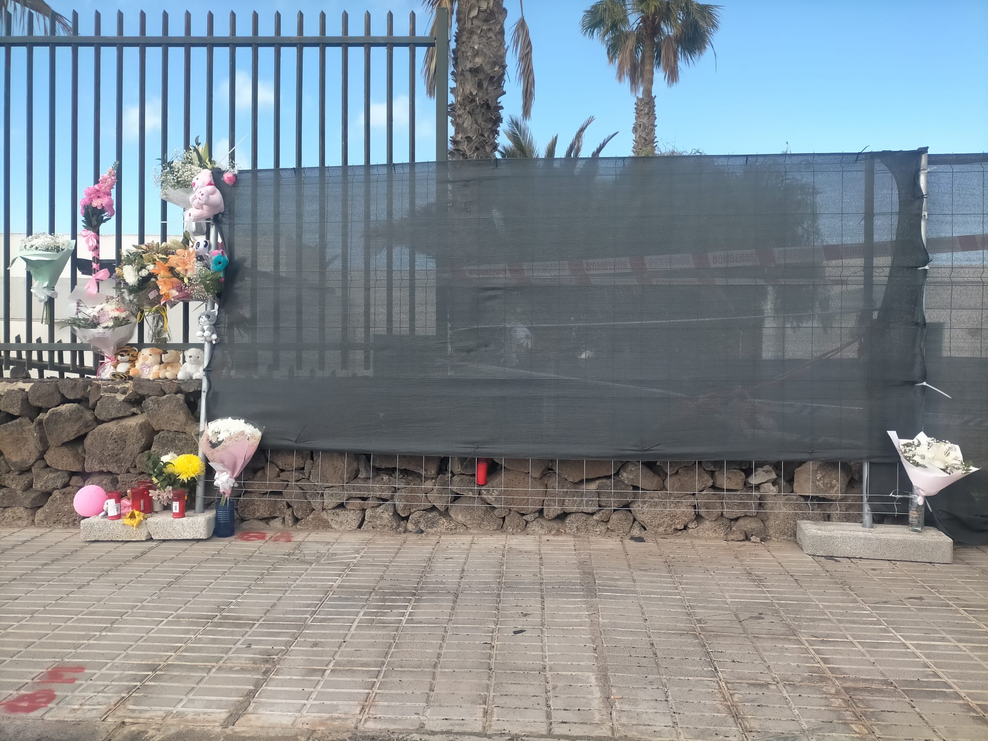 Flores, velas y peluches para recordar a la bebé fallecida tras el atropello de Playa Blanca. Foto: La Voz de Lanzarote.