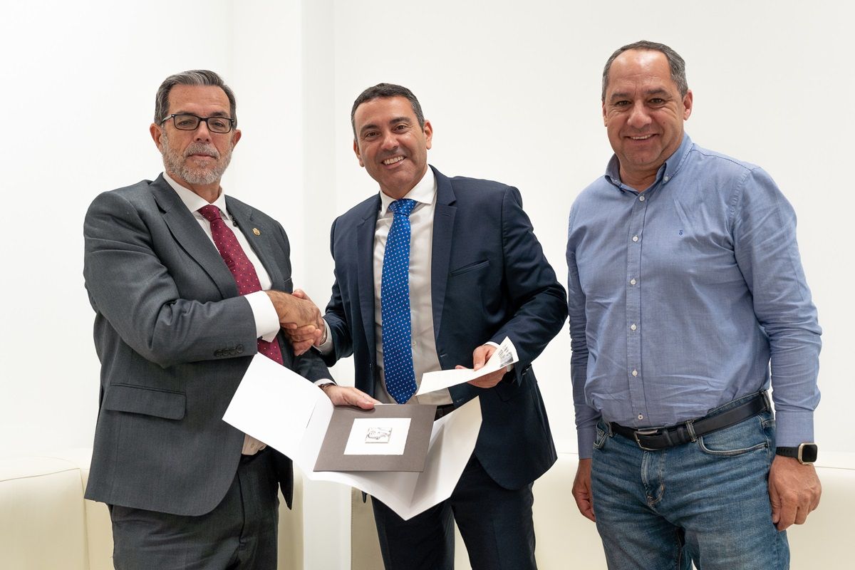 Oswaldo Betancort and Juan Monzón with Pedro Fraile