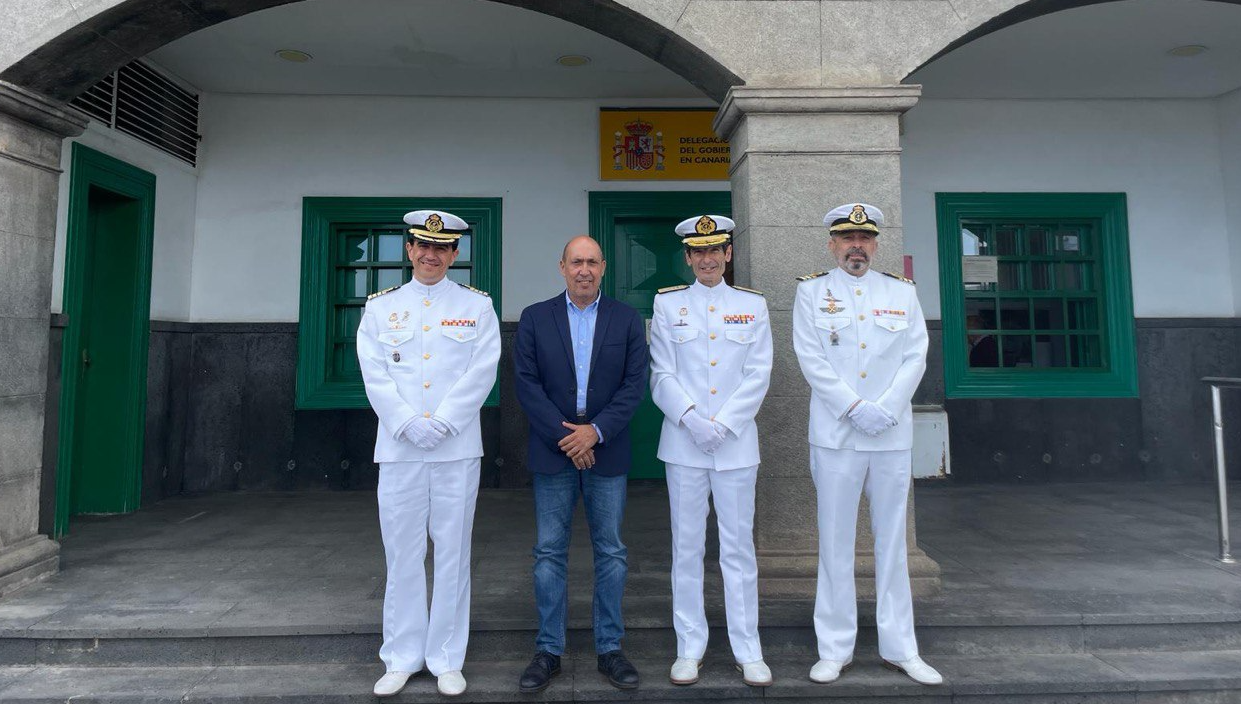 Pedro Viera recibe a parte de la Comandancia Naval de Las Palmas