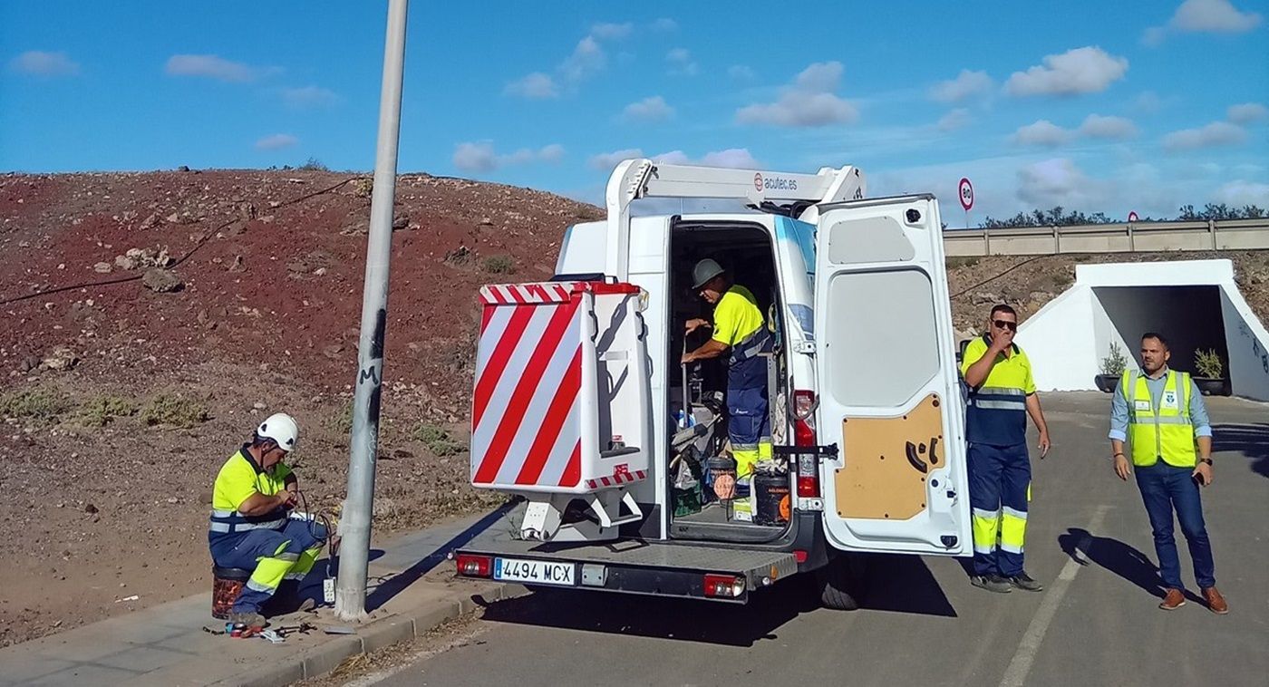 Yonathan de León junto al equipo de Alumbrado Público instalando nuevos focos en el barrio de San Francisco Javier en Arrecife