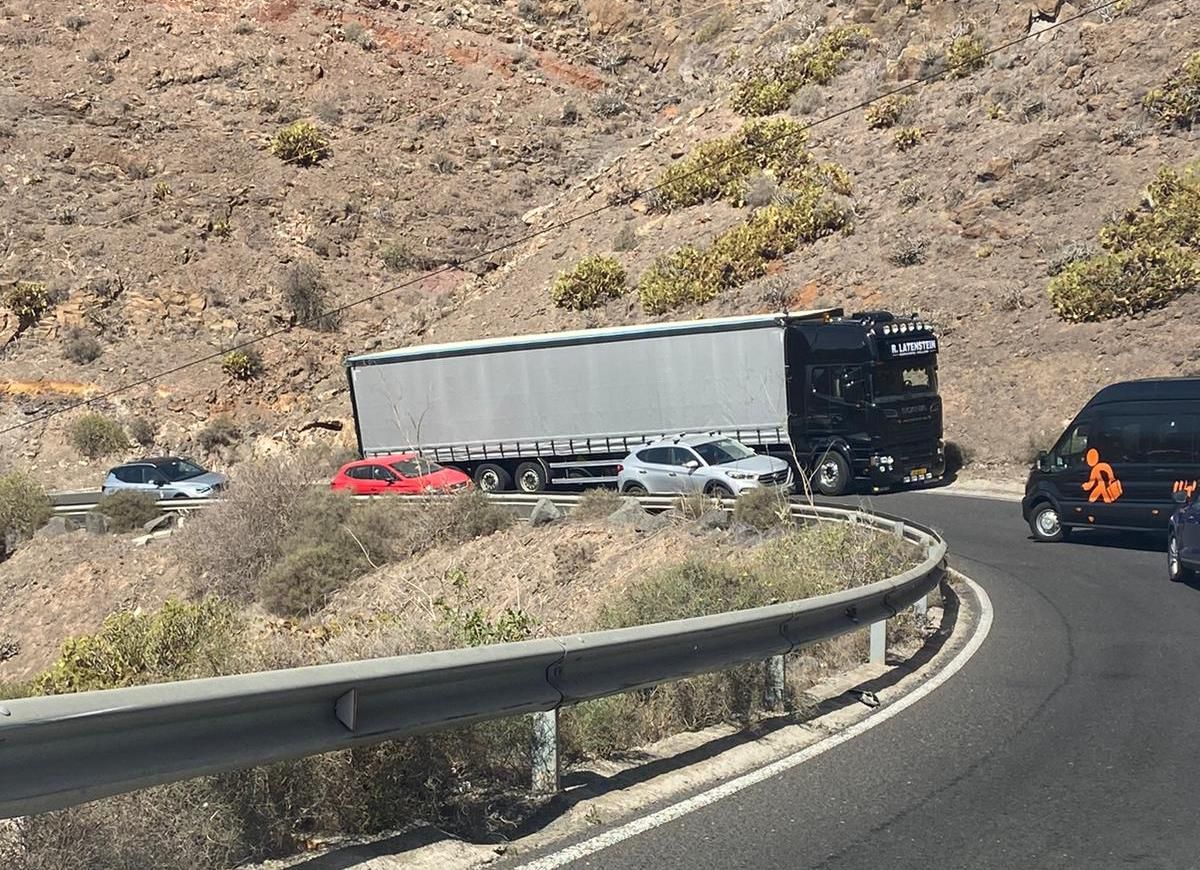 Camión atascado en la carretera de Yaiza a Femés (Fotos: Daniel Weitlauer)