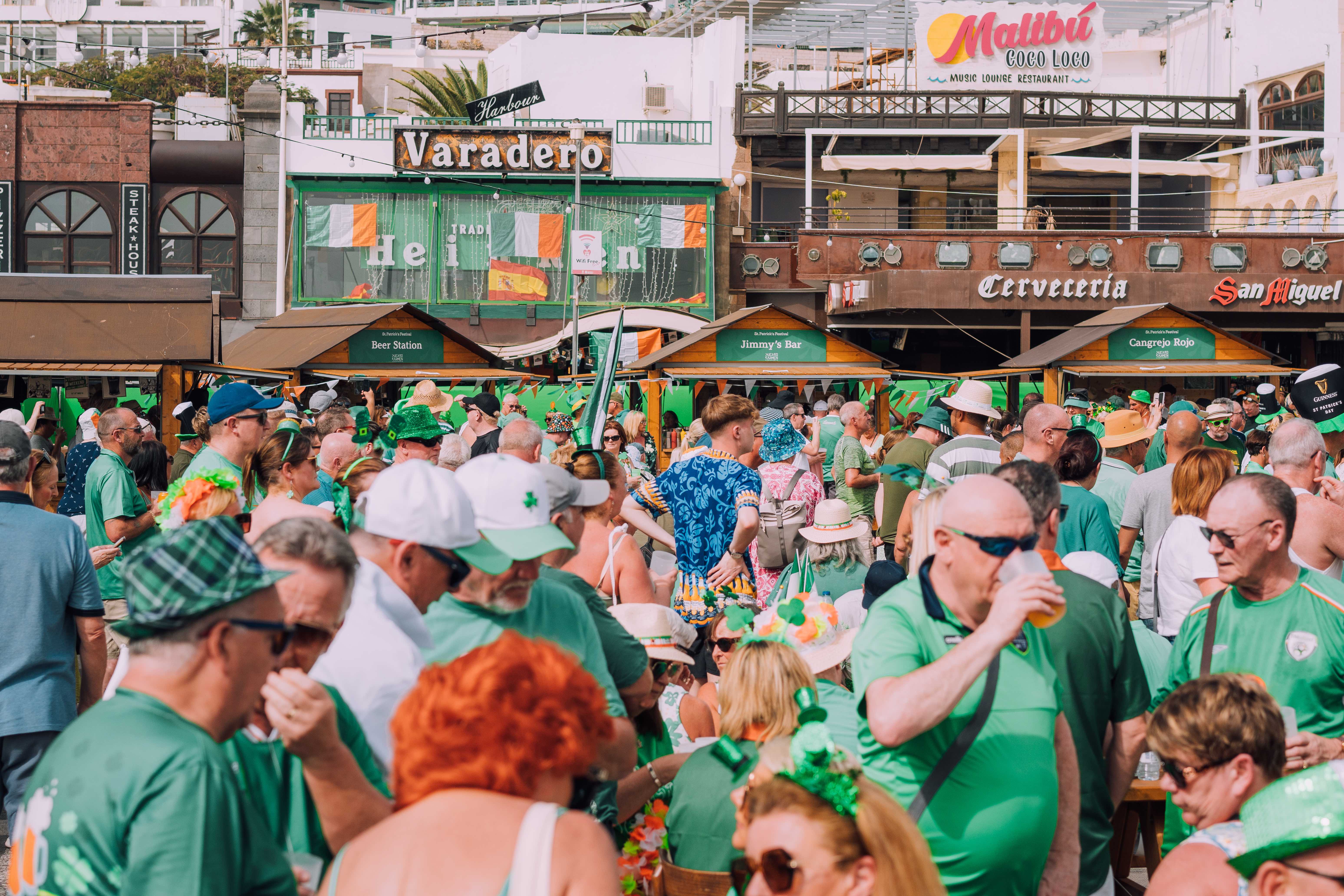 Miles de personas asisten a la celebración de St. Patrick's Day en Lanzarote