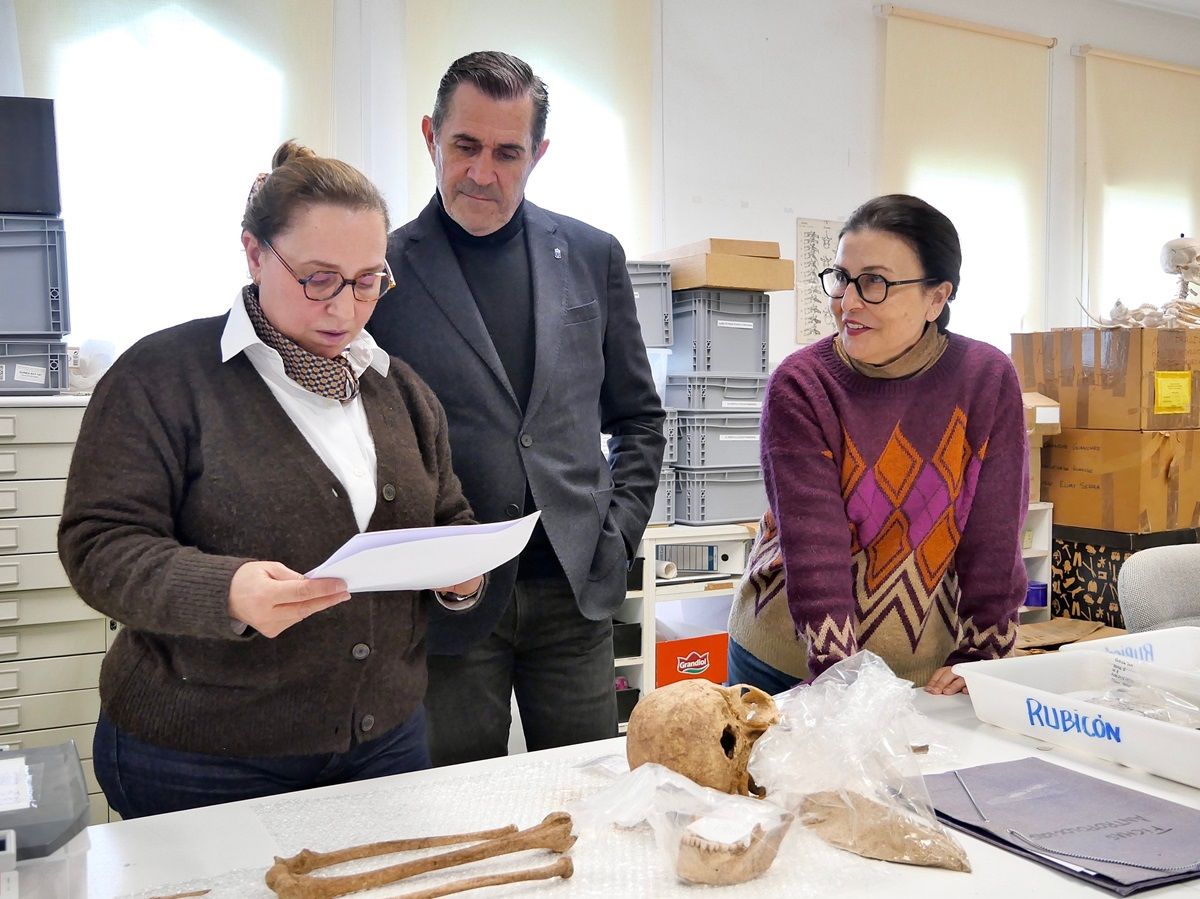 Las codirectoras del ‘Proyecto Rubicón’, las doctoras María del Cristo González y Esther Chávez analizando en el laboratorio