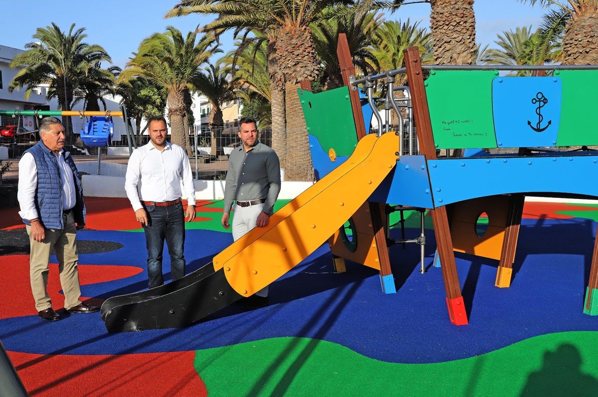 Visita de  Yonathan de León, Jacobo Medina y Roberto Herbón al parque infantil de Altavista 