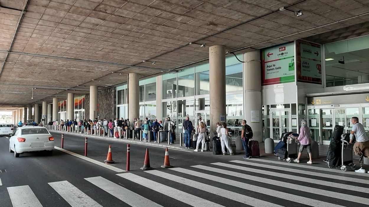 Cola en la parada de taxis del aeropuerto de Lanzarote en una imagen de archivo