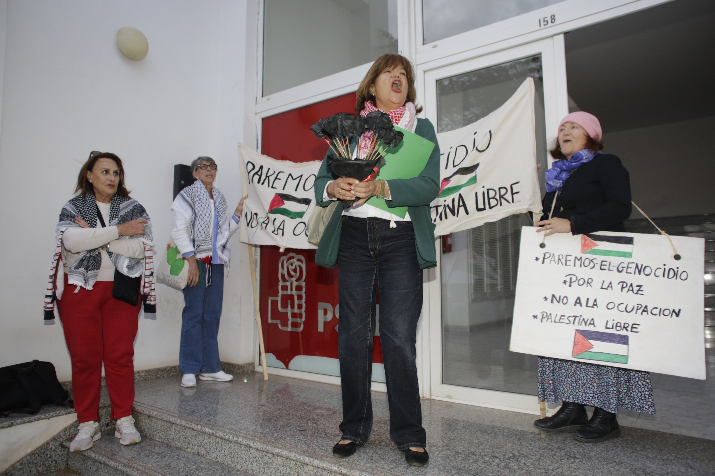 Manifestación por Palestina frente a la sede del PSOE. Fotos: Juan Mateos.