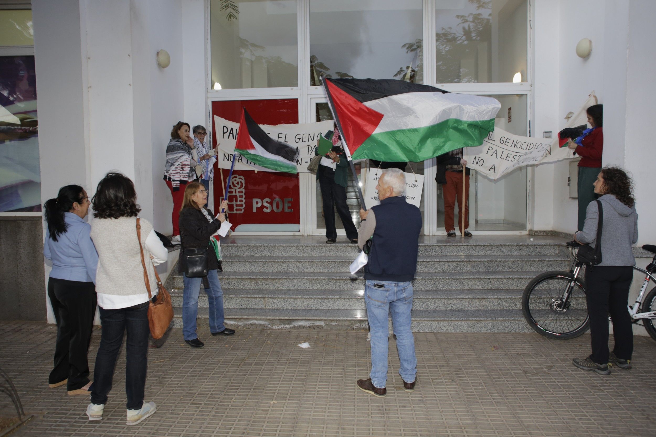 Manifestación por Palestina frente a la sede del PSOE. Fotos: Juan Mateos. Manifestación por Palestina frente a la sede del PSOE. Fotos: Juan Mateos.