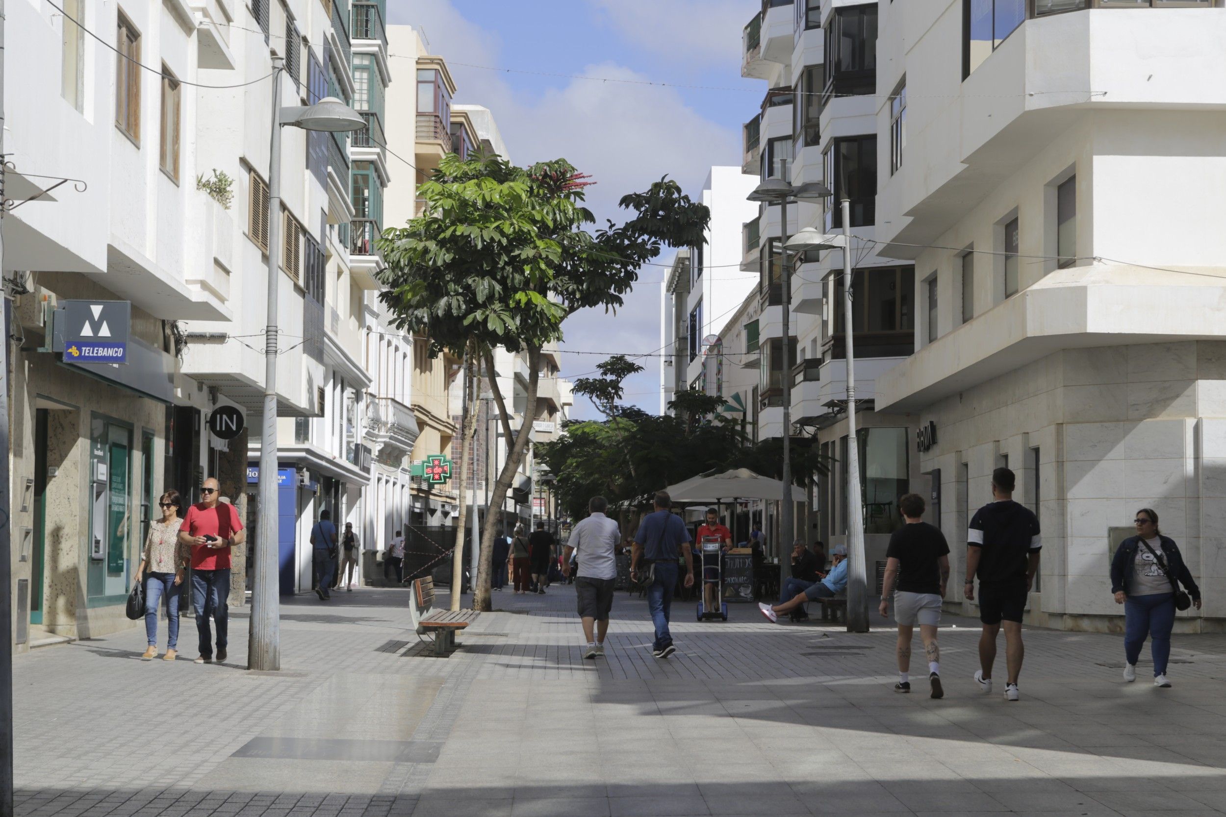 Varias personas pasean por las calles del centro de Arrecife. Foto: Juan Mateos.