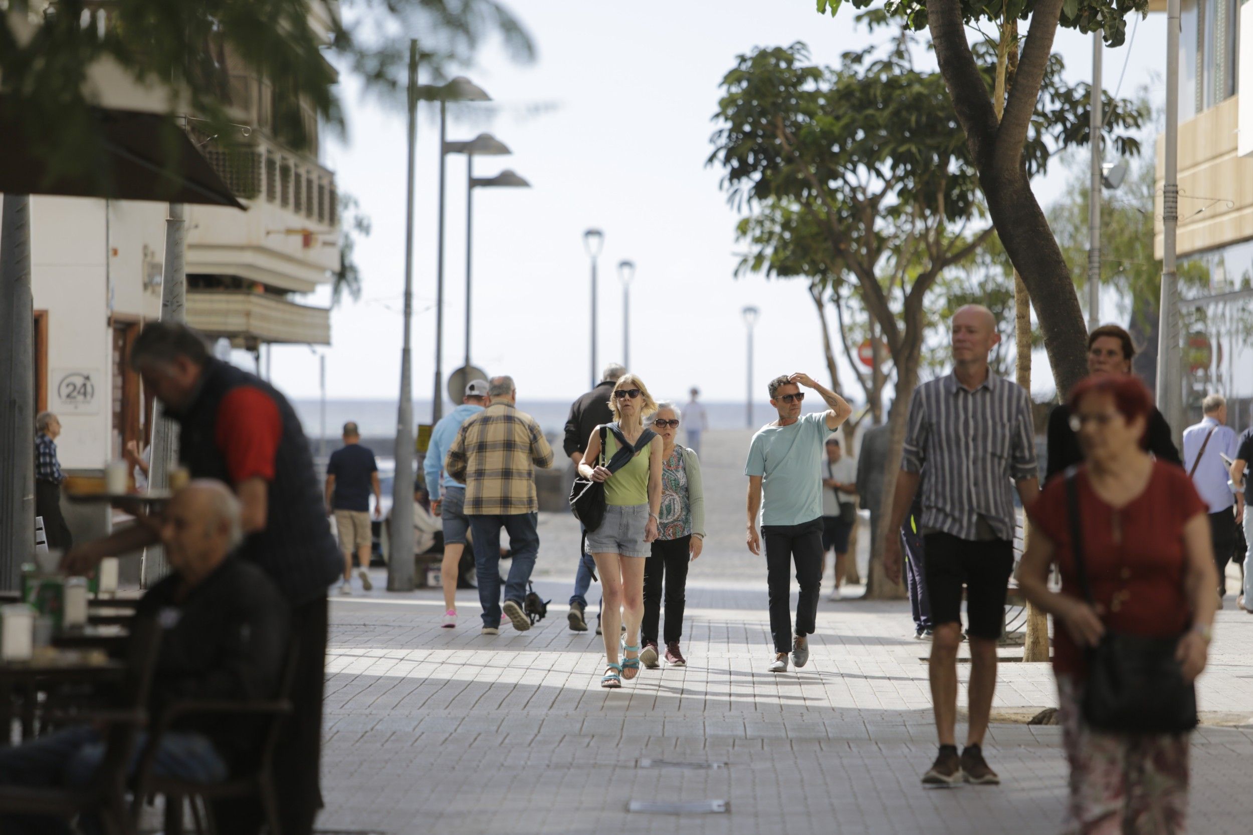 Varias personas pasean por las calles del centro de Arrecife. Foto: Juan Mateos.