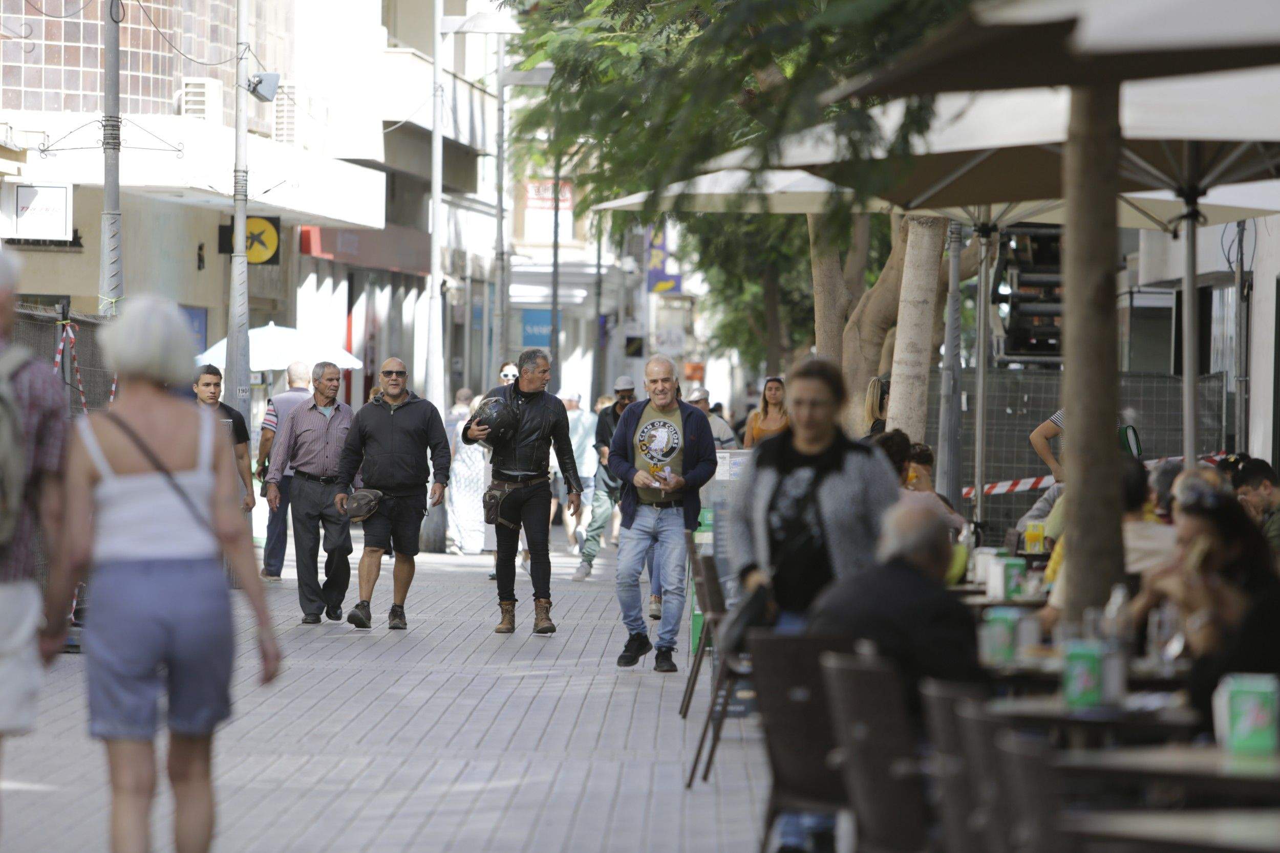 Several people in a shop on a street in the center of Arrecife. Photo: Juan Mateos.