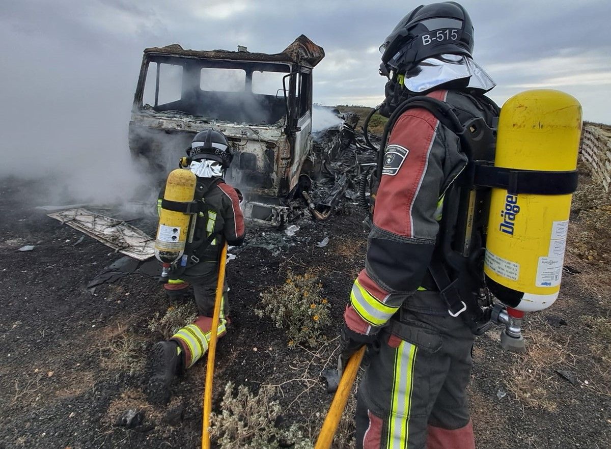 Los bomberos apagando el incendio del vehículo en Haría