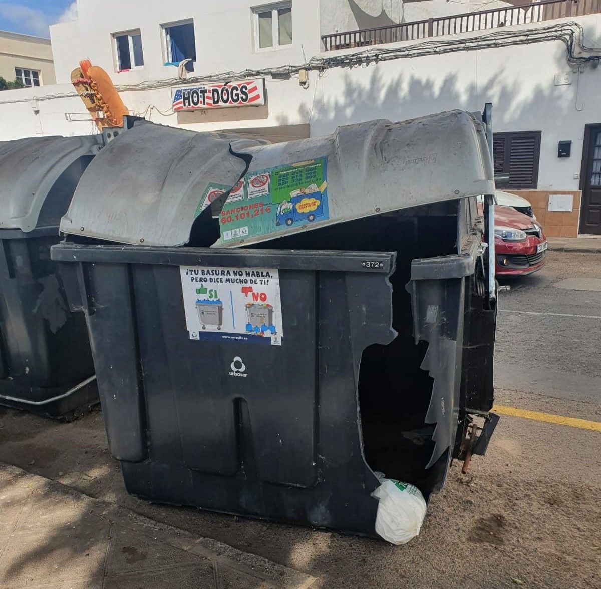 Uno de los contenedores rotos en Arrecife