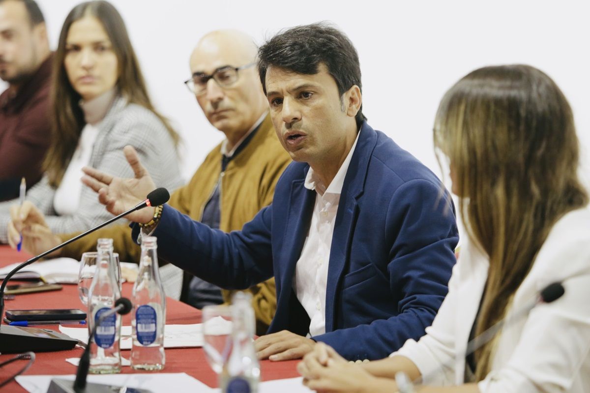 Marcos Bergaz junto al grupo municipal PSOE en pleno