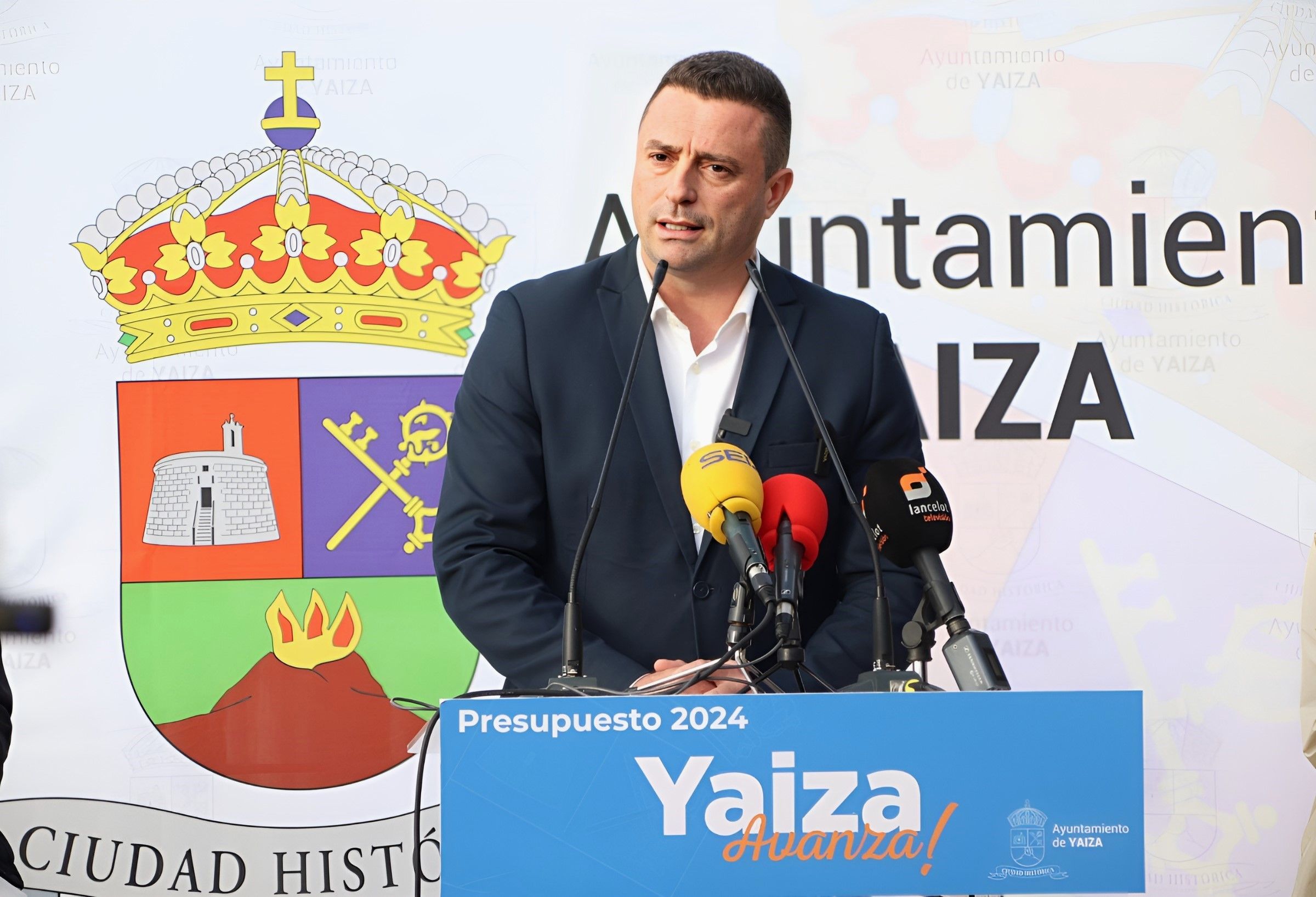 El alcalde de Yaiza, Óscar Noda, en una rueda de prensa.
