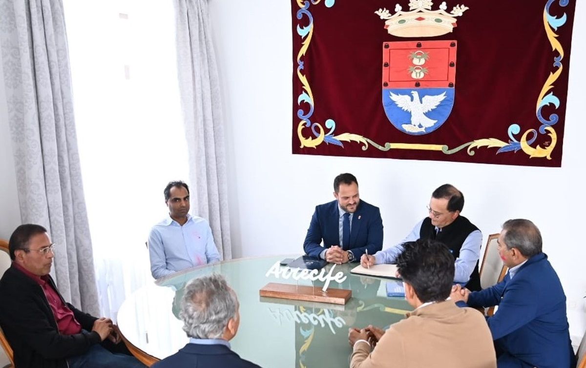 Yonathan de León en la Casa Consistorial con el embajador de India en España, Dinesh K. Patnaik