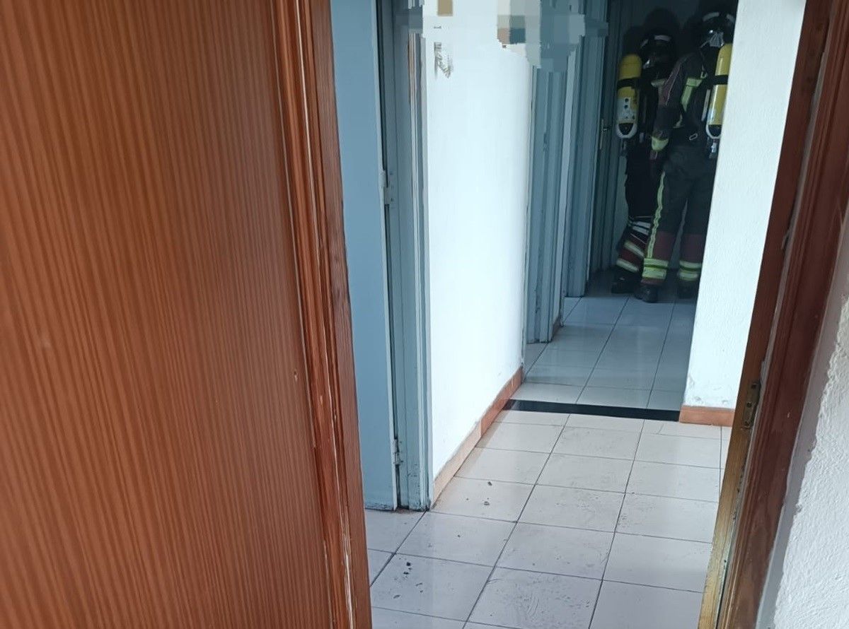 Los bomberos intentando acceder a la vivienda en Arrecife