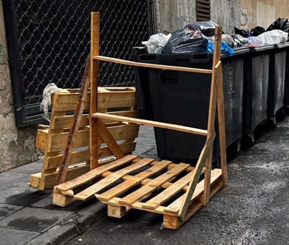 Los enseres depositados en la calle en Arrecife (Vía: Policía Local)