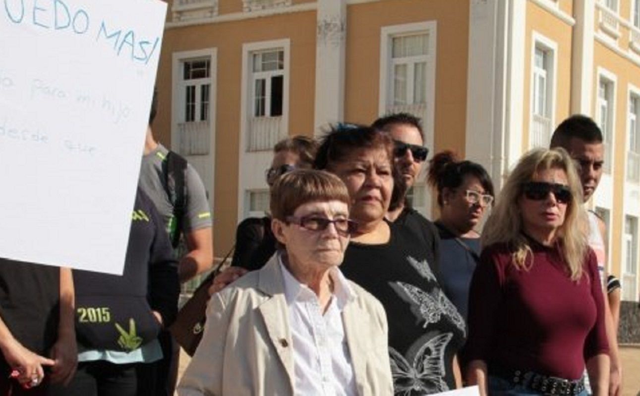 María Isabel Arrocha en una protesta frente al Cabildo de Lanzarote. Foto: La Voz de Lanzarote (archivo).