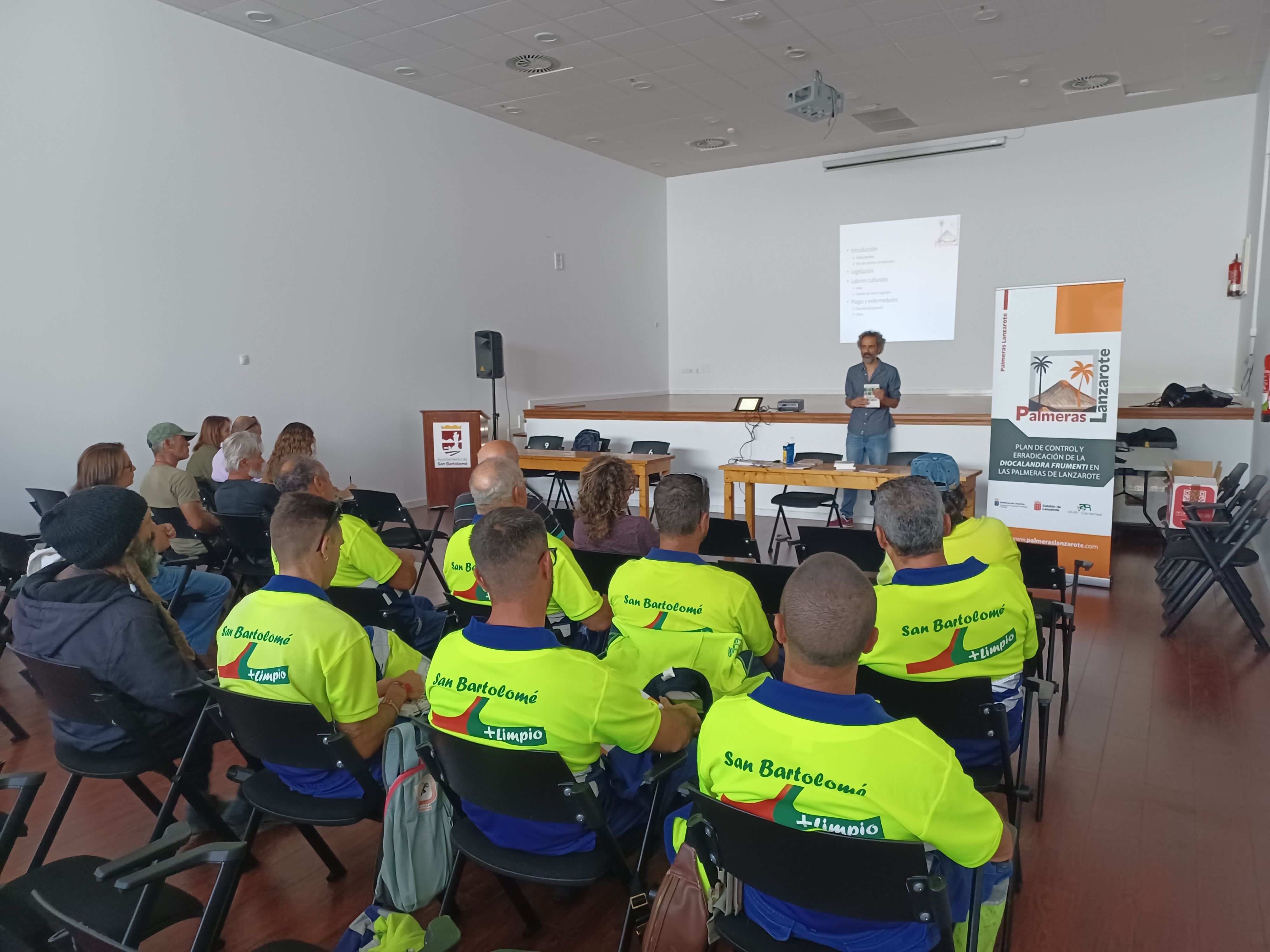 Trabajadores se forman en el 'Plan de Control y Erradicación de la Diocalandra frumenti'. Foto: Gobierno de Canarias.