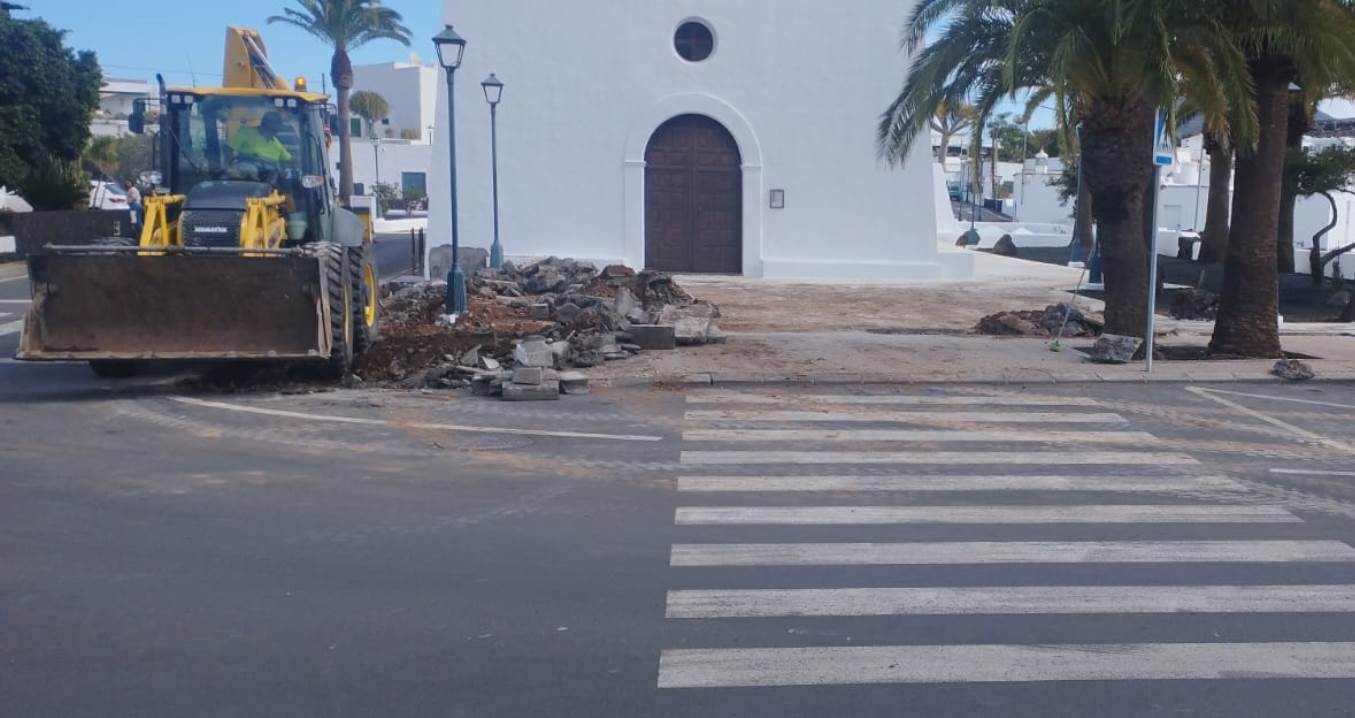 La pala mecánica que se ha llevado por delante el muro de la Plaza de Uga