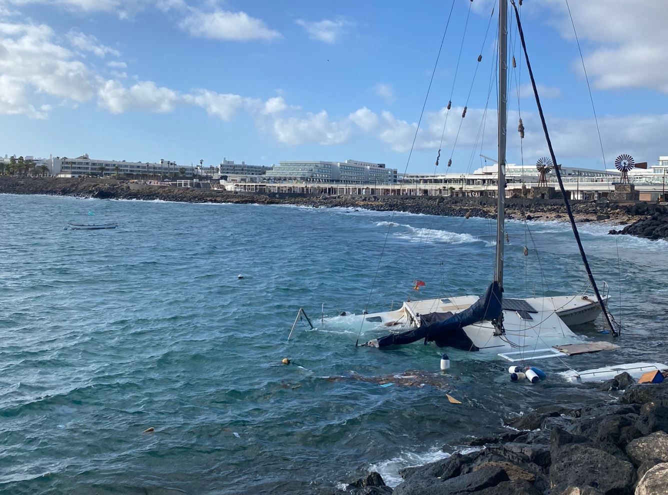 Catamarán semihundido en Playa Blanca Catamarán semihundido en Playa Blanca