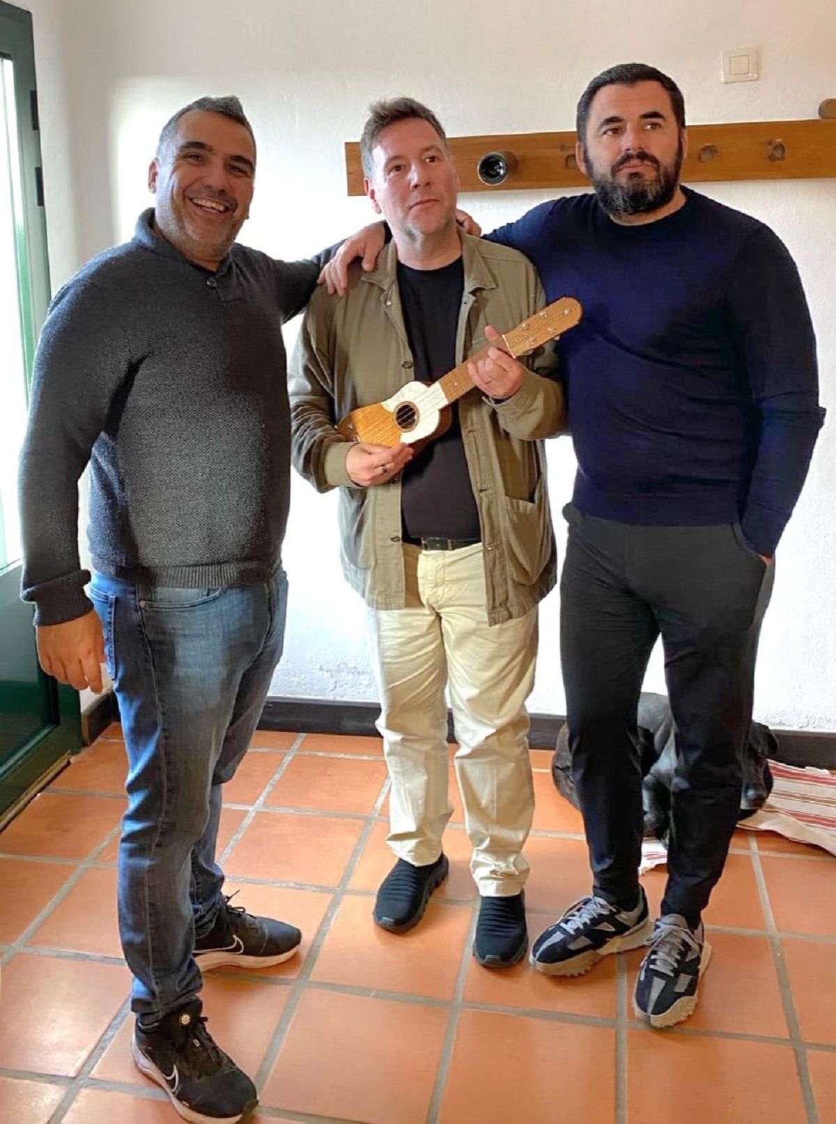 El humorista Carlos Latre junto al empresario y a Ciro Corujo en su visita a Lanzarote. Foto: Familia Corujo.