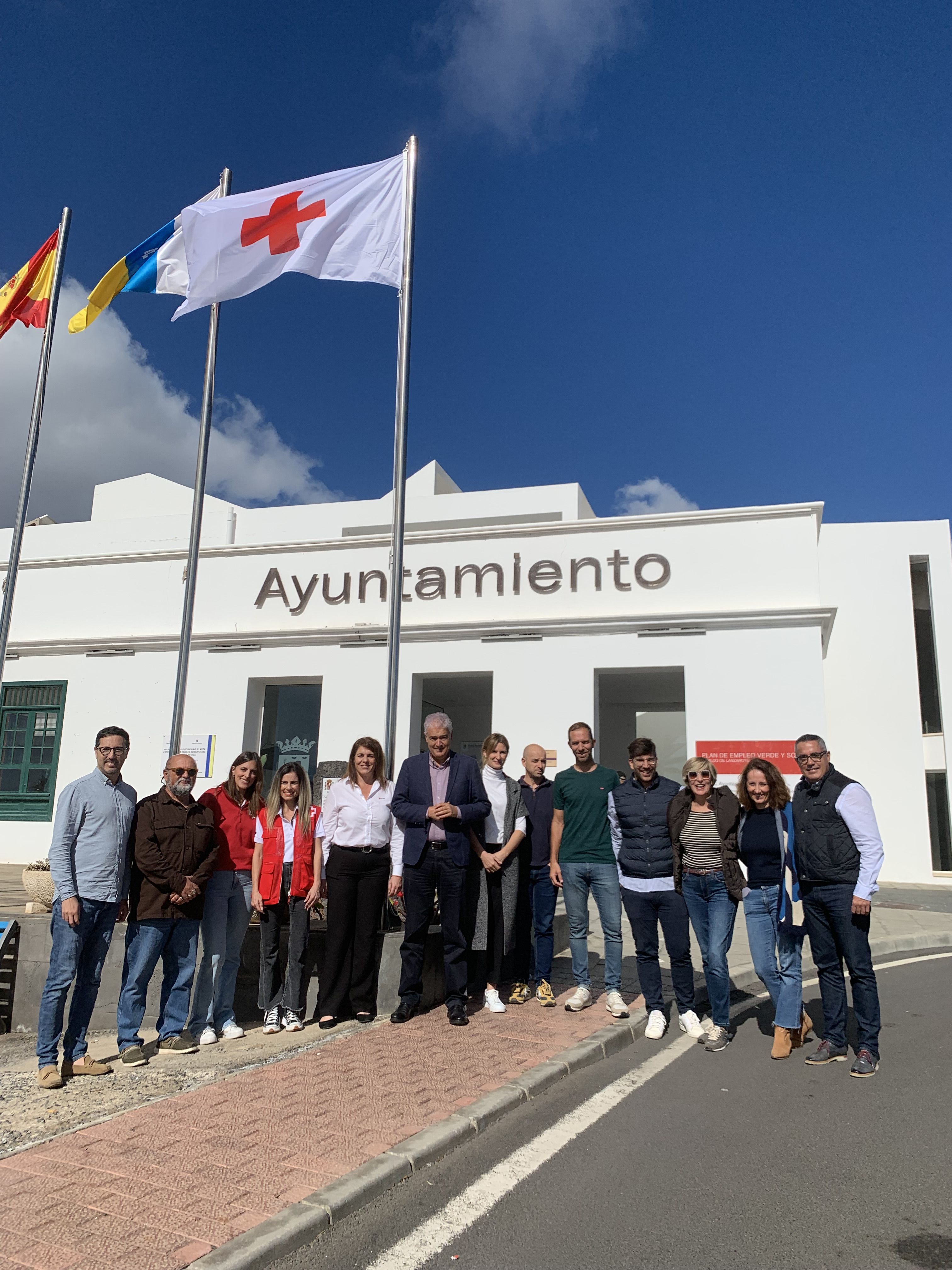 El alcalde, José Juan Cruz, el primer teniente de alcalde, Nicolás Saavedra, y la presidenta de Cruz Roja Lanzarote, Raquel Galindo, entre otros.