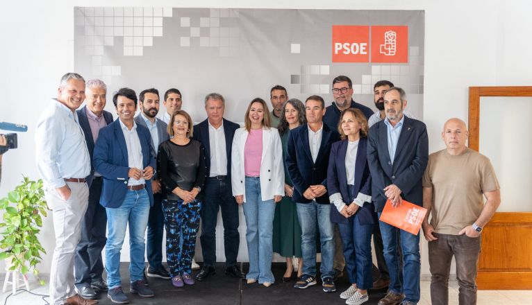 Representantes del PSOE de Lanzarote junto a Sebastián Franquis. Foto: PSOE Lanzarote.
