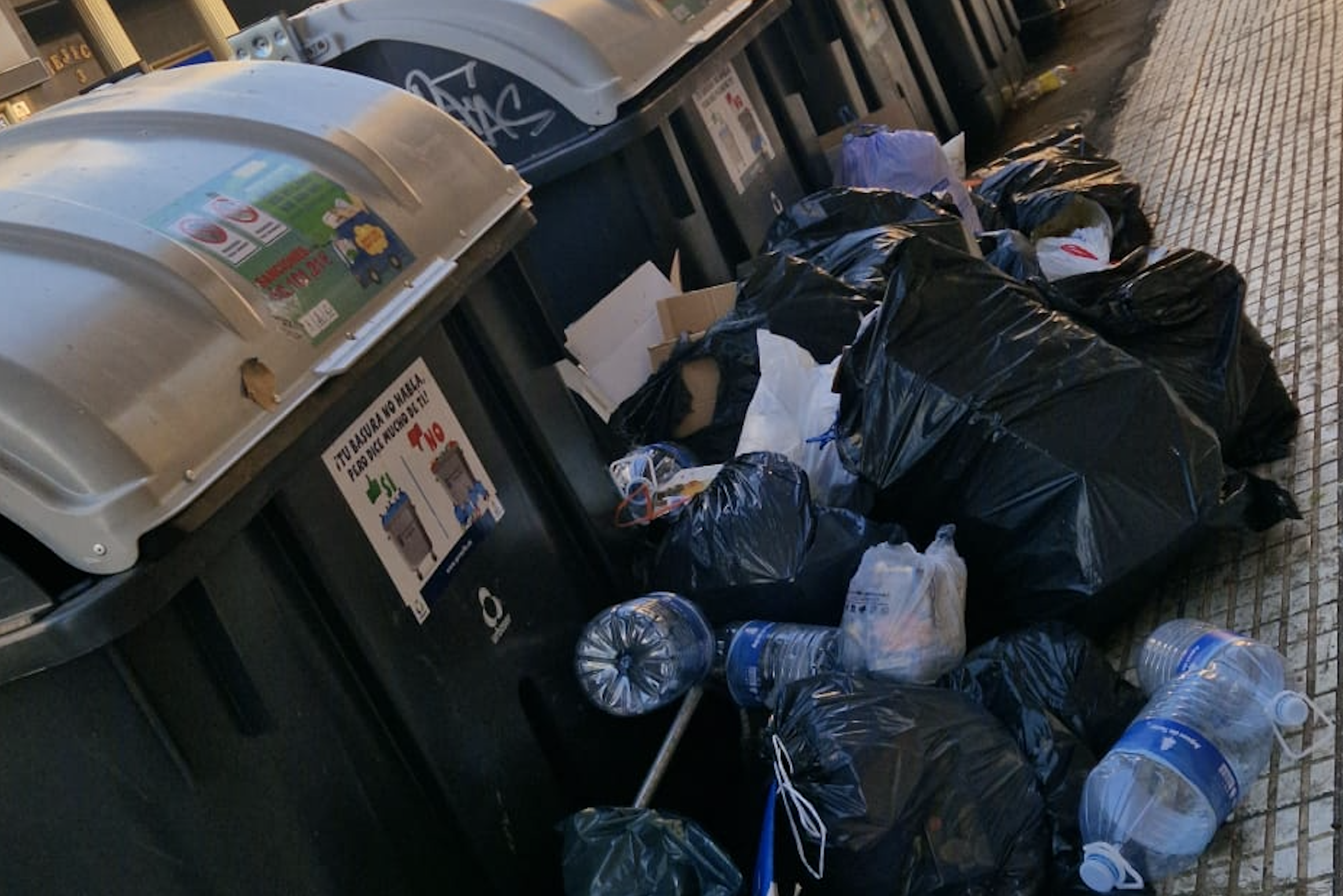 Denuncian el "incivismo" de algunos ciudadanos de Arrecife al tirar la basura fuera de los contenedores