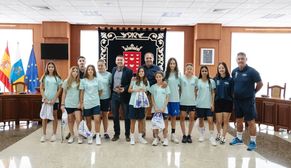El Cabildo recibe a la selección femenina de fútbol sala tras conquistar el Campeonato de Canarias